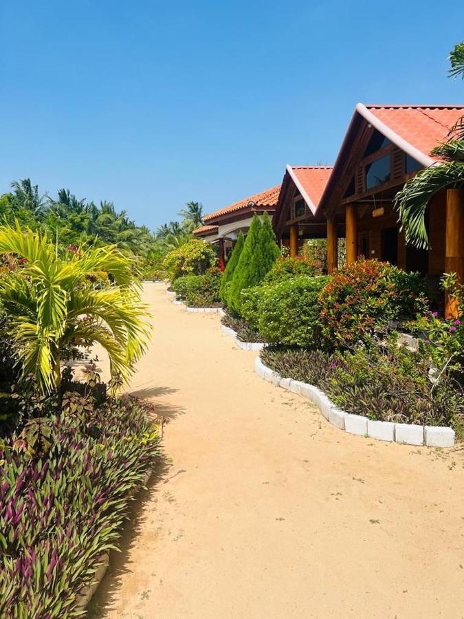 Mithra Paradise Beach Hotel Nilaveli Exterior foto