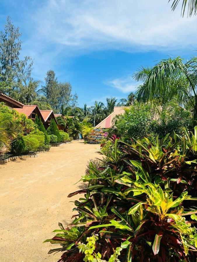 Mithra Paradise Beach Hotel Nilaveli Exterior foto